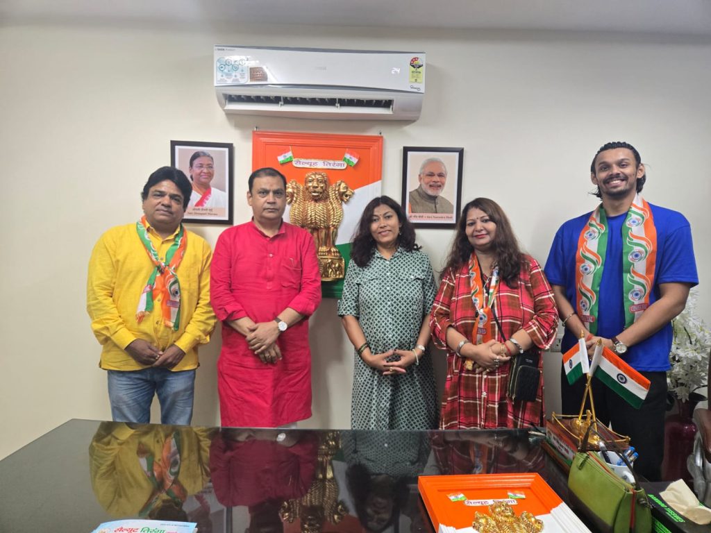 गोधन कला के वैश्विक दूत महेश वैष्णव की सैल्यूट तिरंगा अध्यक्ष राजेश झा से भेंट: कला, संस्कृति और देशभक्ति पर संवाद